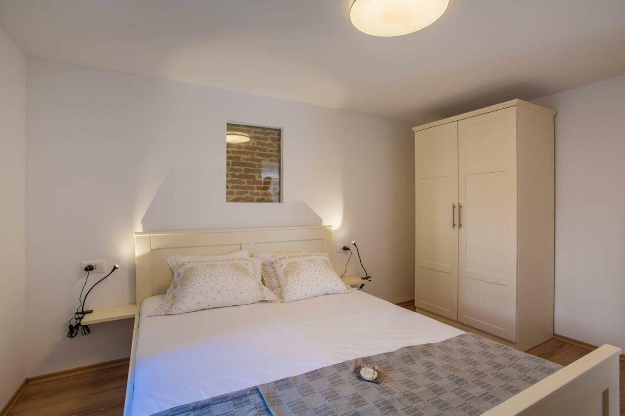 קרס Apartmani Kraj Mora מראה חיצוני תמונה