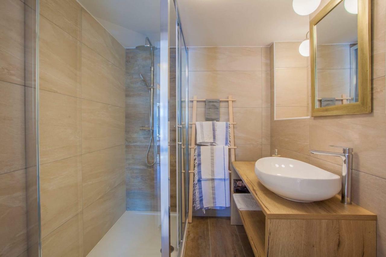 קרס Apartmani Kraj Mora מראה חיצוני תמונה